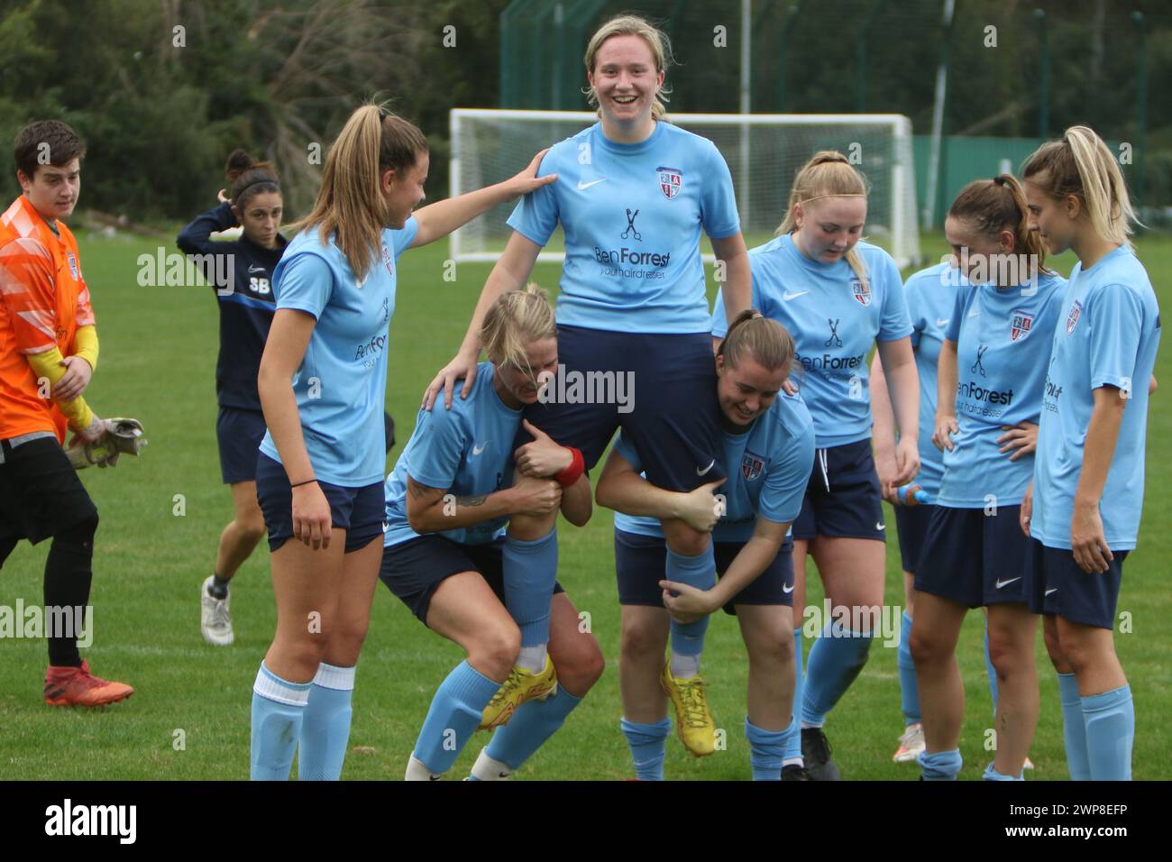 Richmond & Kew celebrano la vittoria sollevando il marcatore sulle spalle Richmond e Kew Women's FC contro Richmond Park Women's FC fa Cup 1 ottobre 2023 Foto Stock