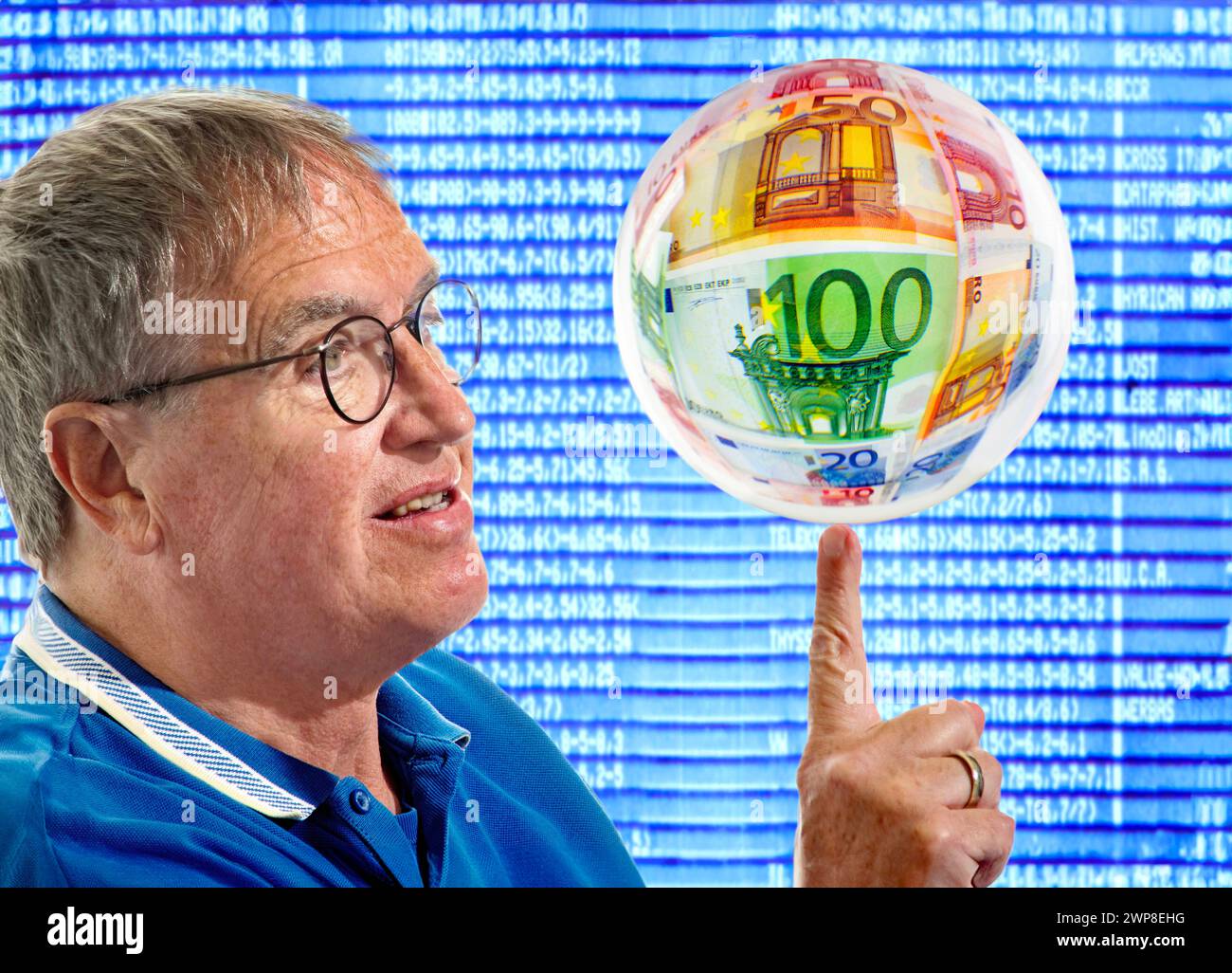 Rentner jongliert Glaskugel, Symbolfoto Aktienrente, Altersvorsorge, 2024 Deutschland, München, 2024, Rentner jongliert Glaskugel, in der Geld zu sehen ist, Symbolfoto Altersvorsorge, Pläne für eine Aktienrente, Blick in die Zukunft, Sparen, Vermögen, Geld, Erspartes, euro, Euroscheine, inflazione, Börse, Aktienkurse, Sparplan, finanzielle Sorgen, Sicherheit, Rentner, Senior, Senioren, alter, vorsorgen, *** pensionato giocherellando palla di cristallo, pensione simbolica per azioni fotografiche, pensione, 2024 Germania, Monaco di Baviera, 2024, il pensionato giocherà con la sfera di cristallo, in cui si possono vedere i soldi, foto simboliche re Foto Stock