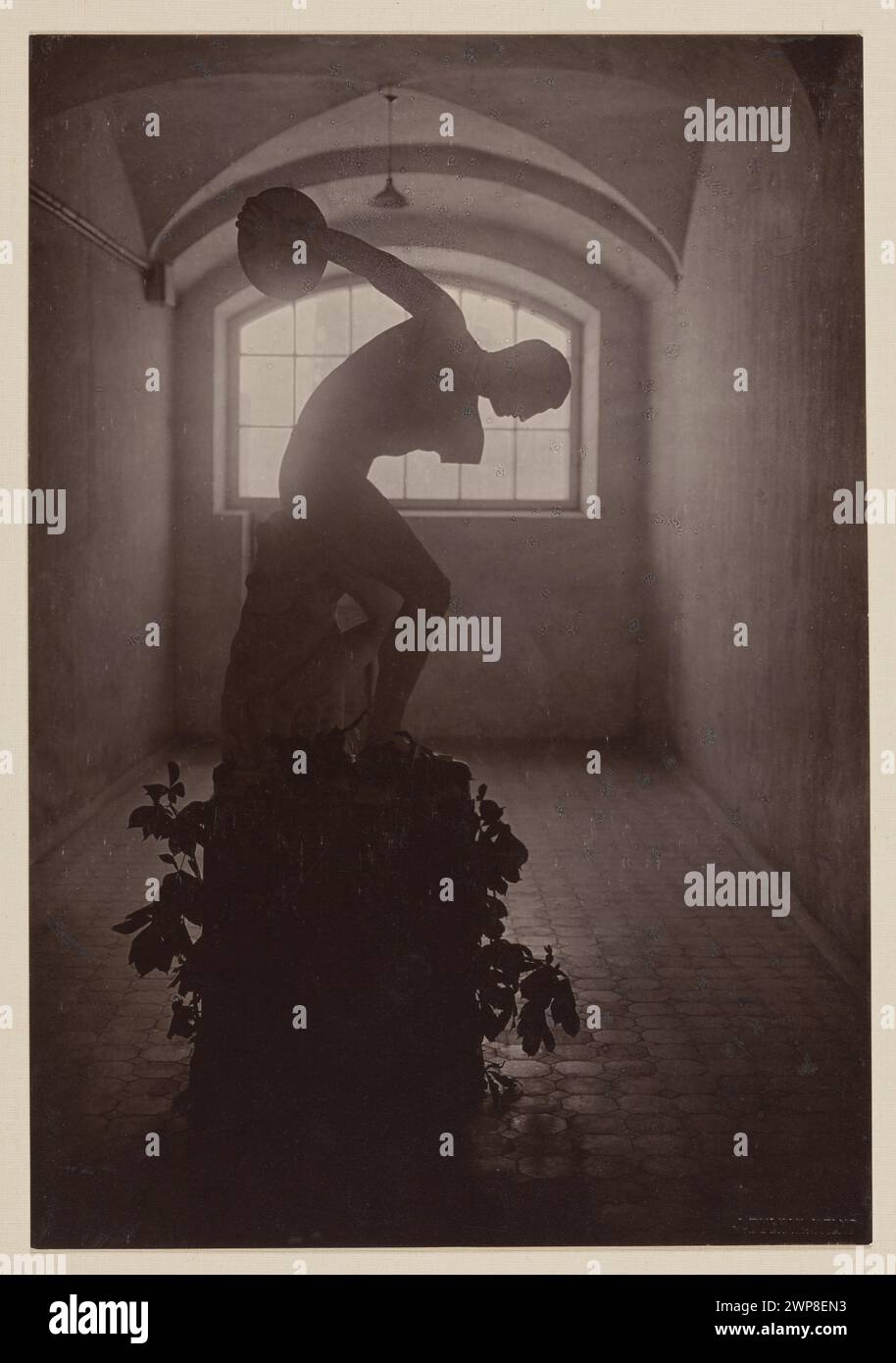 Fotografia della sala del Dipartimento di Belle Arti di USB a Vilnius che mostra una scultura discografica, all'interno delle mura del Bernardino, catturata da Jan Bułhak intorno al 1925-1931. Foto Stock