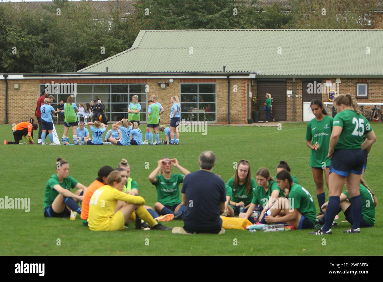 Le squadre parlano di tattiche durante l'intervallo Richmond and Kew Women's FC vs Richmond Park Women's FC Women's fa Cup 1 ottobre 2023 Foto Stock