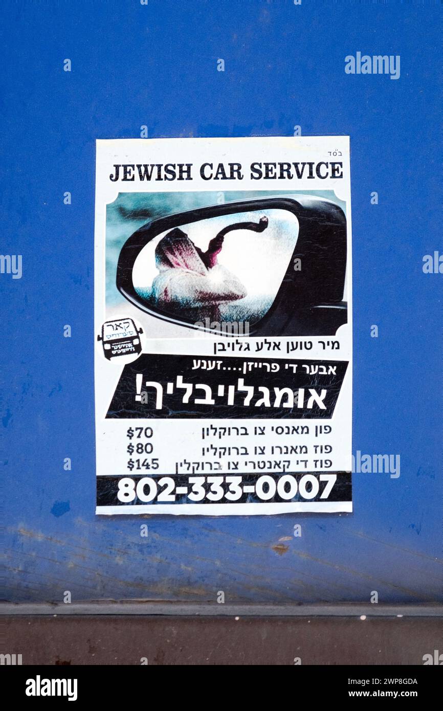 Un cartello yiddish per un servizio di auto ebreo che elenca i prezzi dalle aree ebraiche della contea di Rockland a Brooklyn. La parola principale qui significa incredibile. Foto Stock