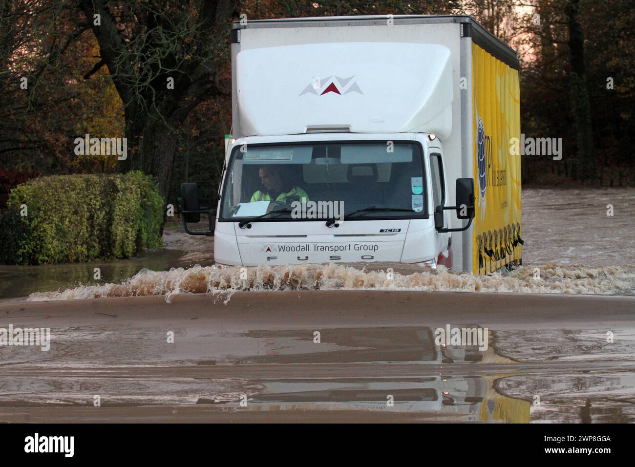 21/11/12 Un camionista braves ha Un'inondazione profonda all'esterno del castello di Kenilworth, nel Warwickshire. oggi. Tutti i diritti riservati - F Stop Press. www.f Foto Stock
