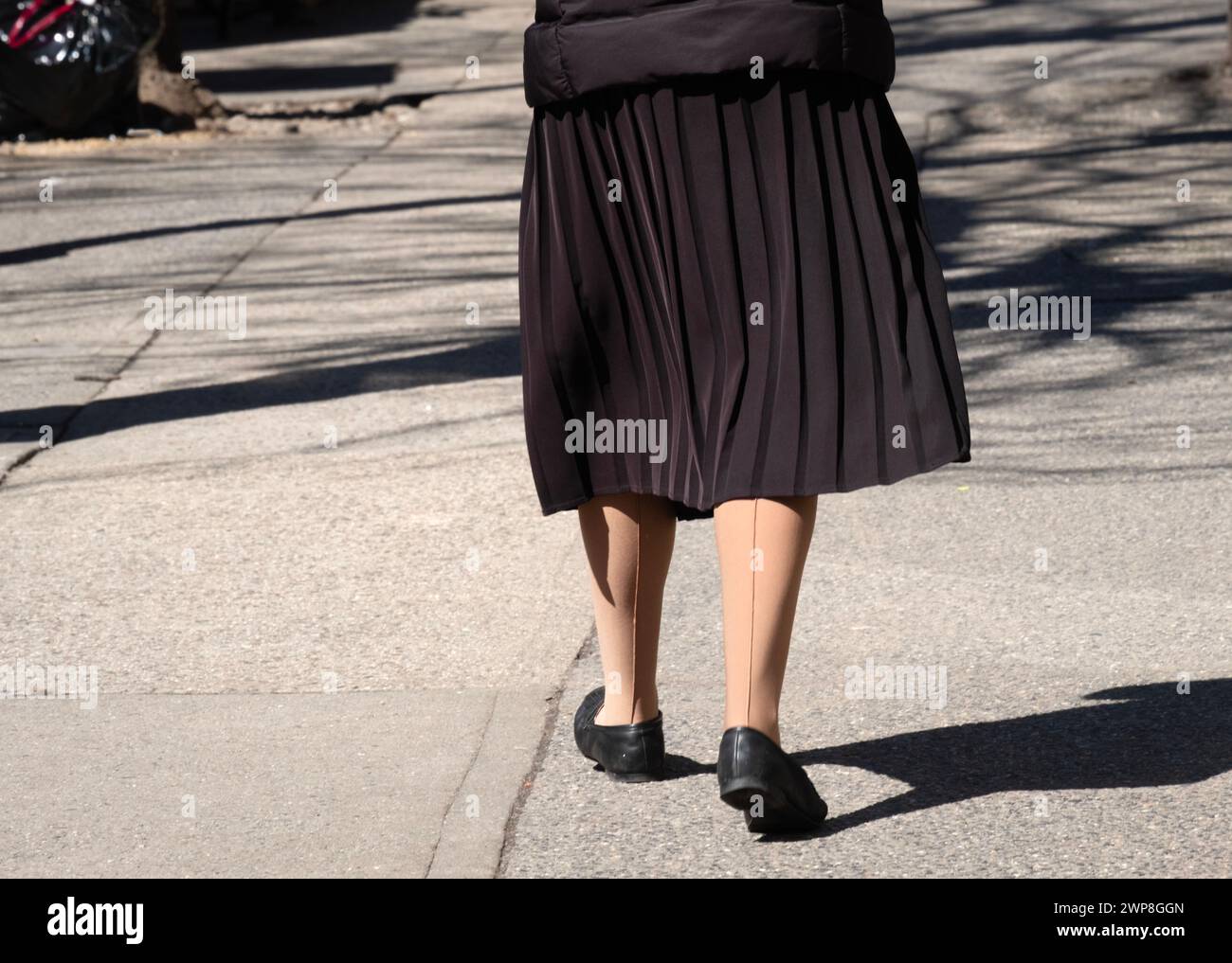 MODESTIA EBRAICA. Una donna ebrea ortodossa non identificabile che indossa calze in nylon opaco con cucitura. Alcuni li chiamano "calze a prova di proiettile". Foto Stock