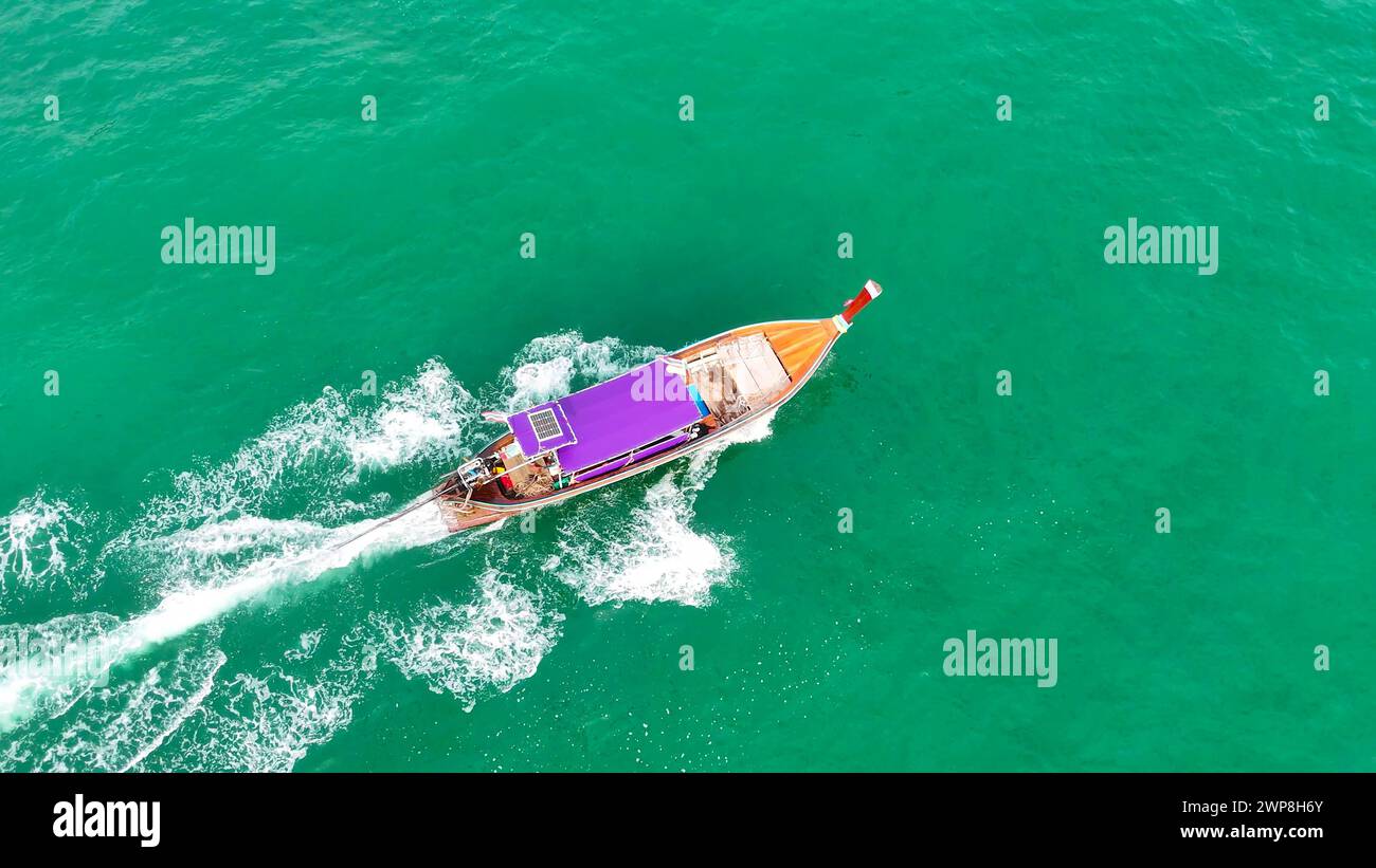 Una barca che naviga sulle acque verdi della costa delle Andamane. Thailandia Foto Stock