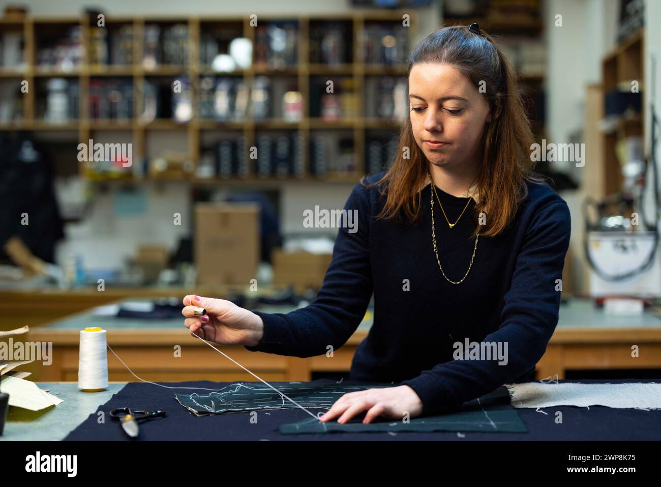 SOLO Ciara Pignatelli, apprendista fresa al Dege & Skinner, sulla Savile Row di Londra, è stata UTILIZZATA per rappresentare e celebrare le donne che hanno creato l'artigianato del settore, in vista della giornata internazionale della donna di questo venerdì. Data foto: Mercoledì 6 marzo 2024. Una serie di ritratti sono stati commissionati da Savile Row, con Nina Penlington, Daisy Knatchbull, Parv Matharu e Sarah Wilkinson come parte della celebrazione. Il credito fotografico dovrebbe essere: David Parry/PA Wire Foto Stock
