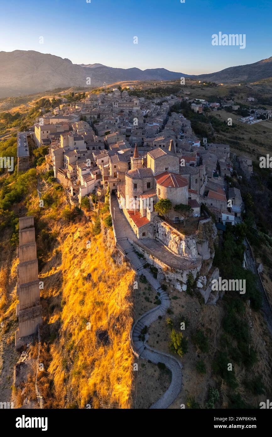 Vista aerea dell'antica città di Petralia Soprana, costruita su una scogliera, al tramonto. Distretto di Palermo, Sicilia, Italia. Foto Stock