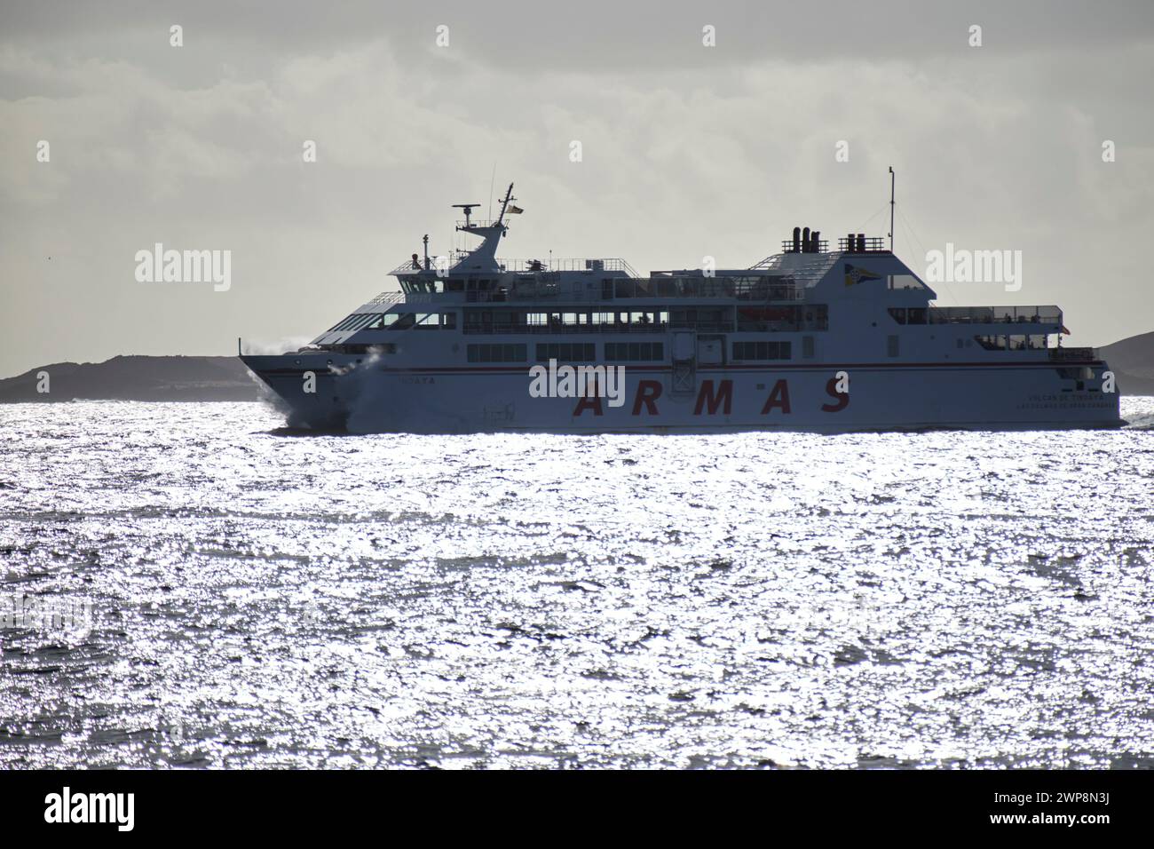 armas Ferry volcan de timanfaya che attraversa corralejo e playa blanca nel mare grezzo di Lanzarote, Isole Canarie, spagna Foto Stock