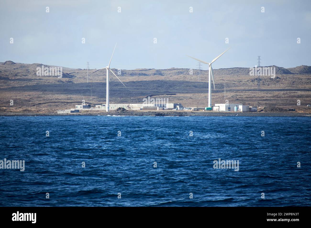 Turbine eoliche presso l'impianto di desalinizzazione di suministros de agua la olivia corralejo Fuerteventura, Isole Canarie, spagna Foto Stock
