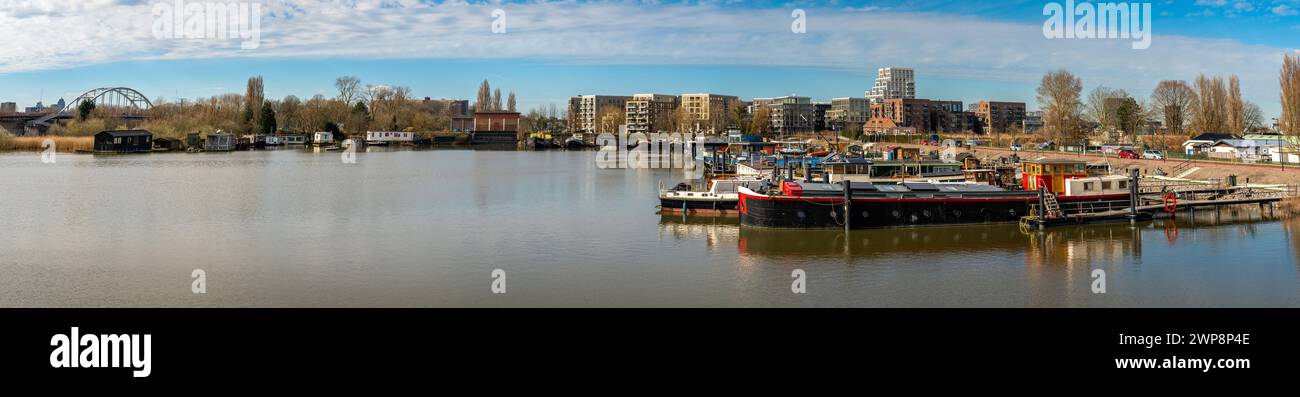 Panorama di Amsterdam-Oost, porto a Zuider IJdijk e architettura moderna del sobborgo di Cruquiuseiland Foto Stock