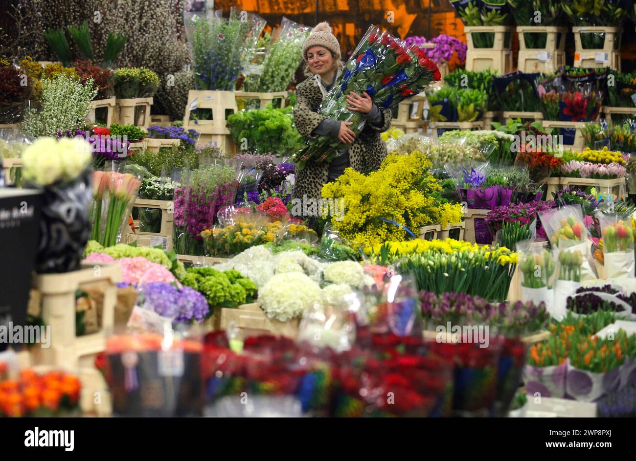 10/02/14, con solo quattro giorni fino a San Valentino, i commercianti di mercato iniziano a vendere le loro fioriture alle 4:00 del mattino, nella settimana più trafficata dell'anno a New Coven Foto Stock