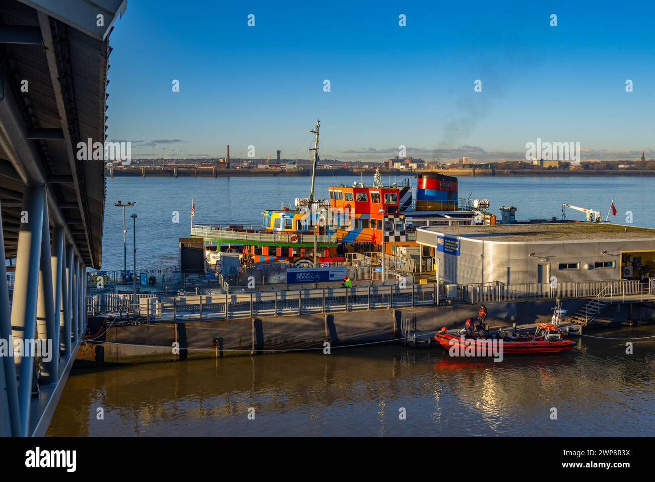 Traghetto Mersey al molo di Liverpool Foto Stock