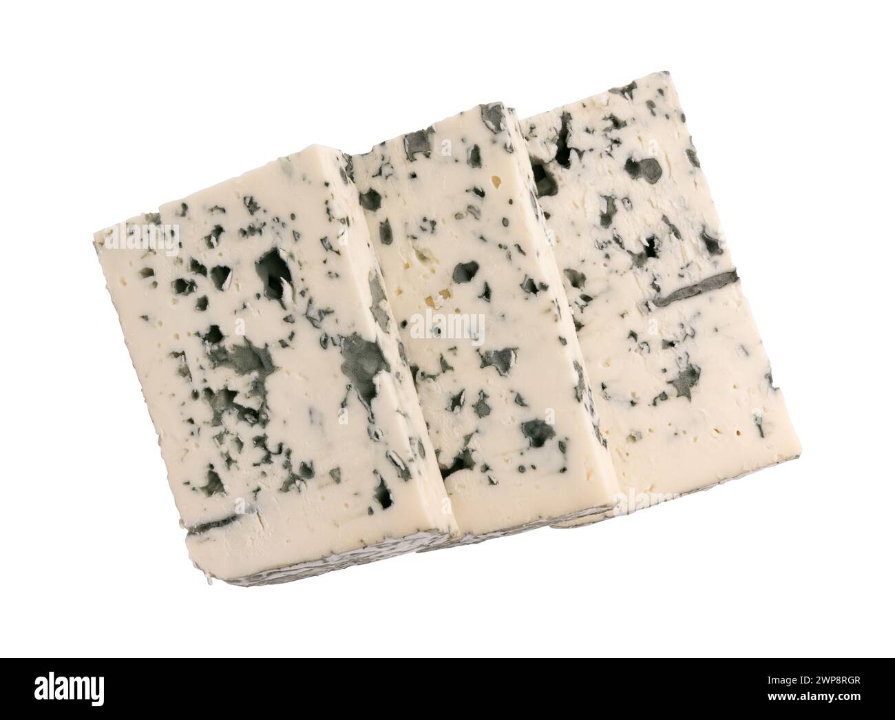 formaggio sagomato blu isolato su sfondo bianco con percorso di ritaglio, tre pezzi di formaggio con muffa Foto Stock