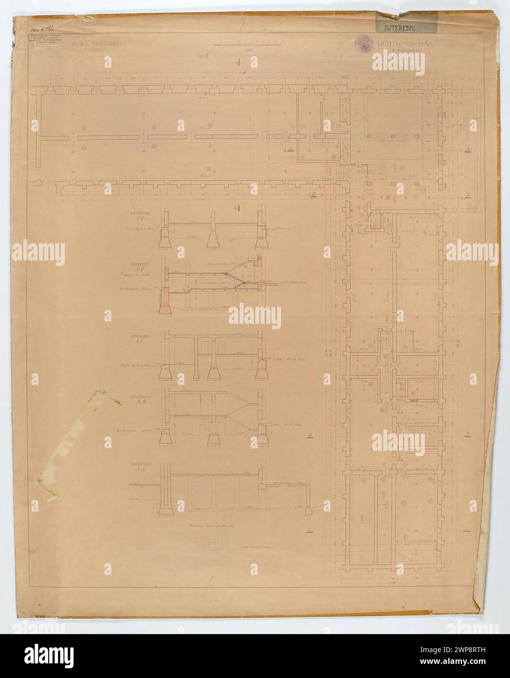 Proiezione orizzontale e sezioni trasversali EE, BB, CC, DD, AA del basamento destro (parti i-II) del Museo Nazionale di Varsavia di Tadeusz, 1927, scala 1:100. Foto Stock