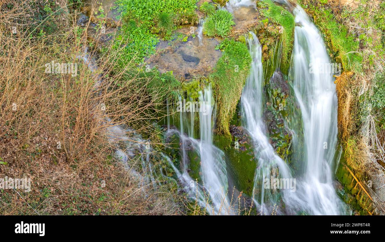 Sentiero Paseo del Molinar, cascata del fiume Molinar, Tobera, Parco naturale Montes Obarenes-San Zadornil, Las Merindades, Burgos, Castilla y León, Spagna, UE Foto Stock