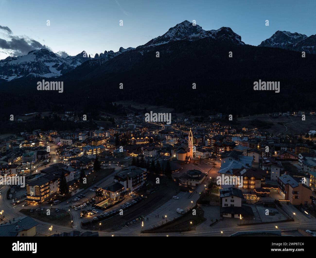 Vista aerea notturna della città di Andalo con droni e montagne sullo sfondo in inverno. Località sciistica Paganella Andalo, Trentino-alto Adige, Italia Foto Stock