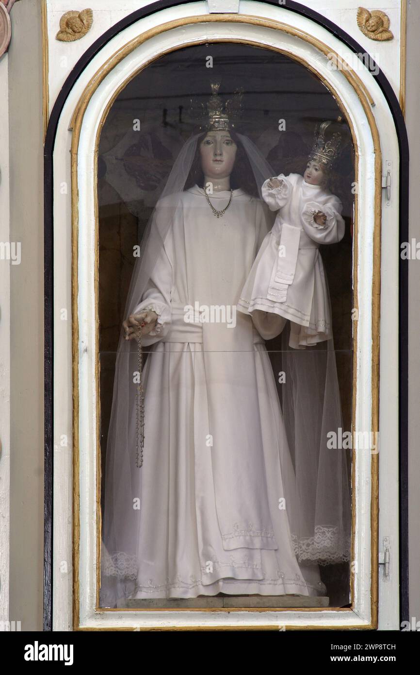 Altare della Madonna del Rosario nella chiesa parrocchiale di S.. Sylvester Pope a Kanfanar, Croazia Foto Stock