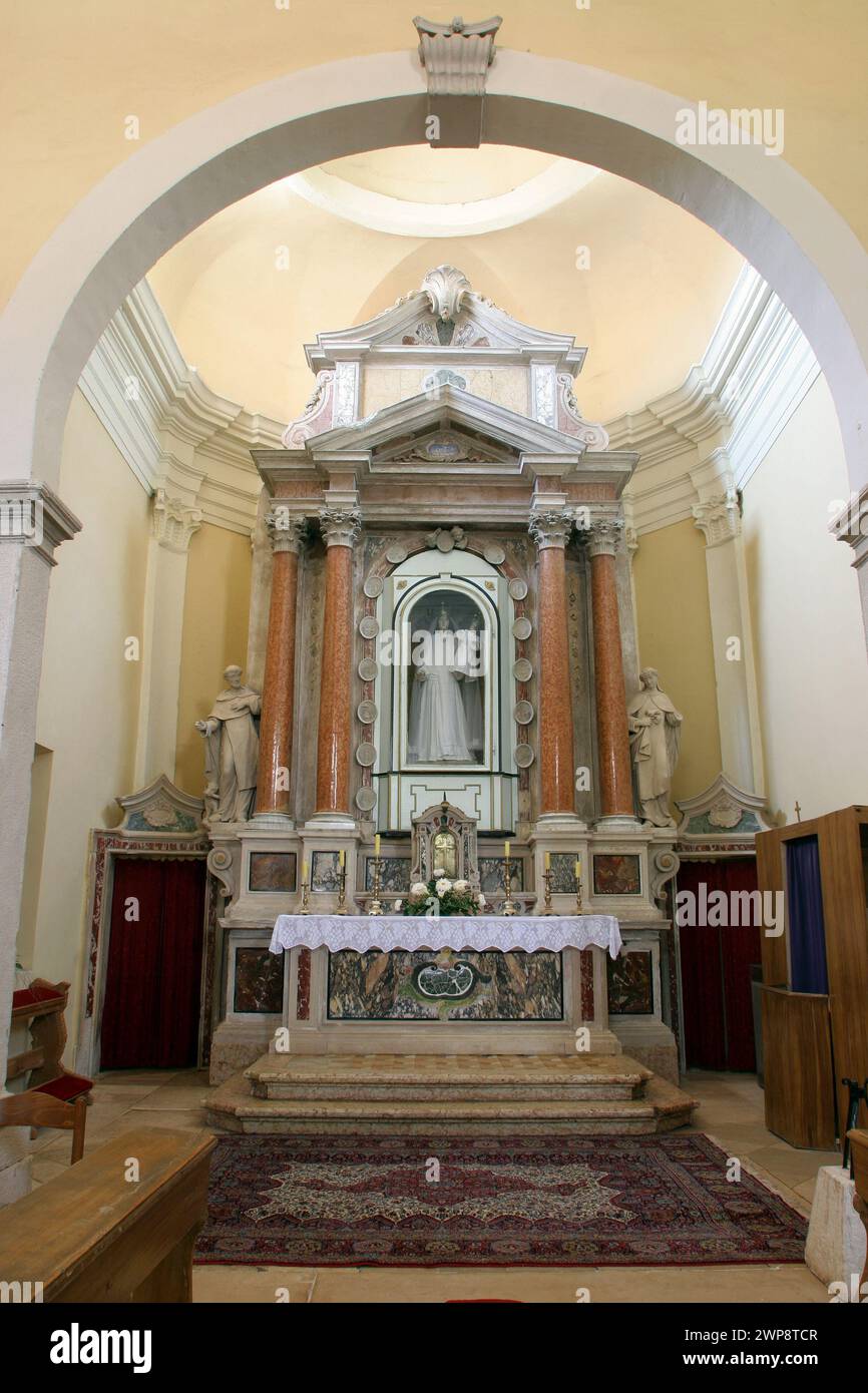 Altare della Madonna del Rosario nella chiesa parrocchiale di S.. Sylvester Pope a Kanfanar, Croazia Foto Stock