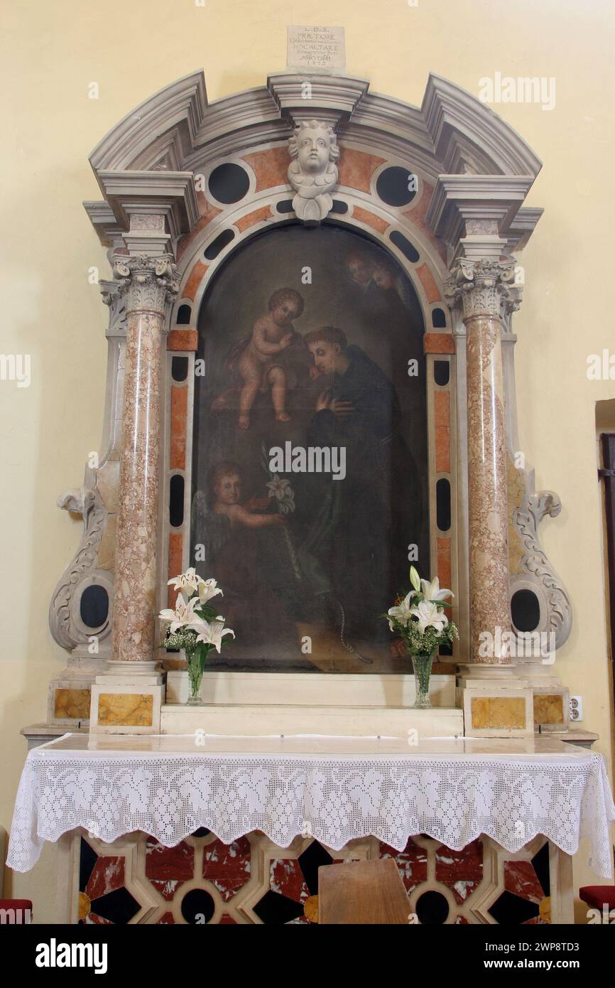 Altare di Sant'Antonio da Padova nella chiesa parrocchiale di S.. Sylvester Pope a Kanfanar, Croazia Foto Stock