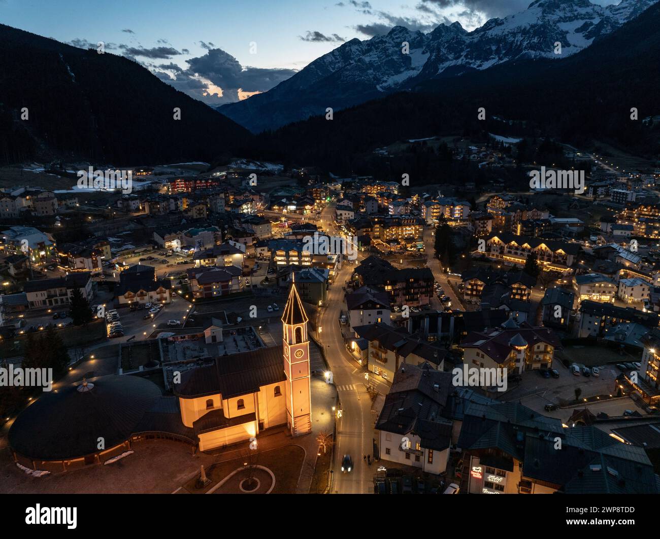Vista aerea notturna della città di Andalo con droni e montagne sullo sfondo in inverno. Località sciistica Paganella Andalo, Trentino-alto Adige, Italia Foto Stock
