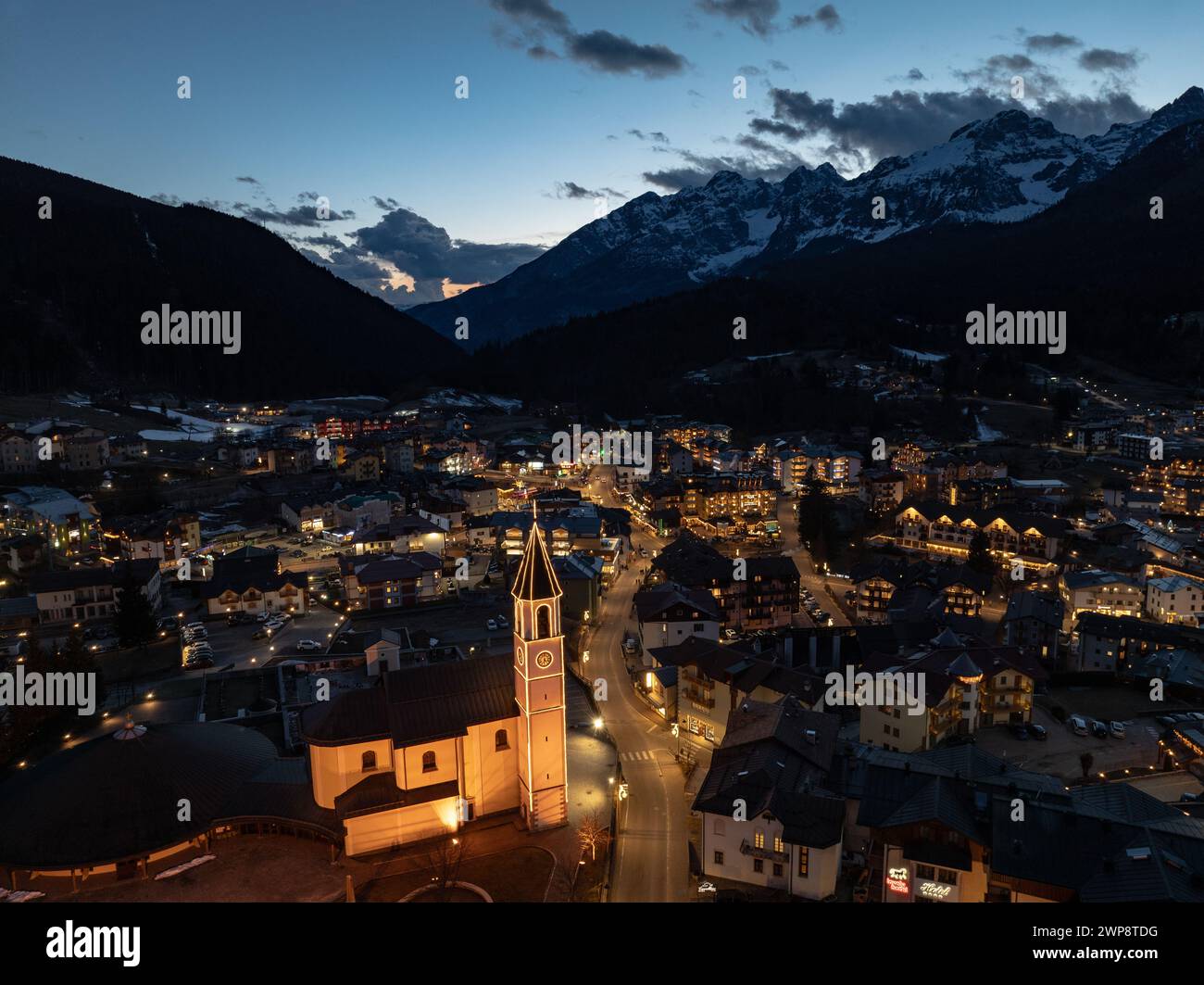 Vista aerea notturna della città di Andalo con droni e montagne sullo sfondo in inverno. Località sciistica Paganella Andalo, Trentino-alto Adige, Italia Foto Stock