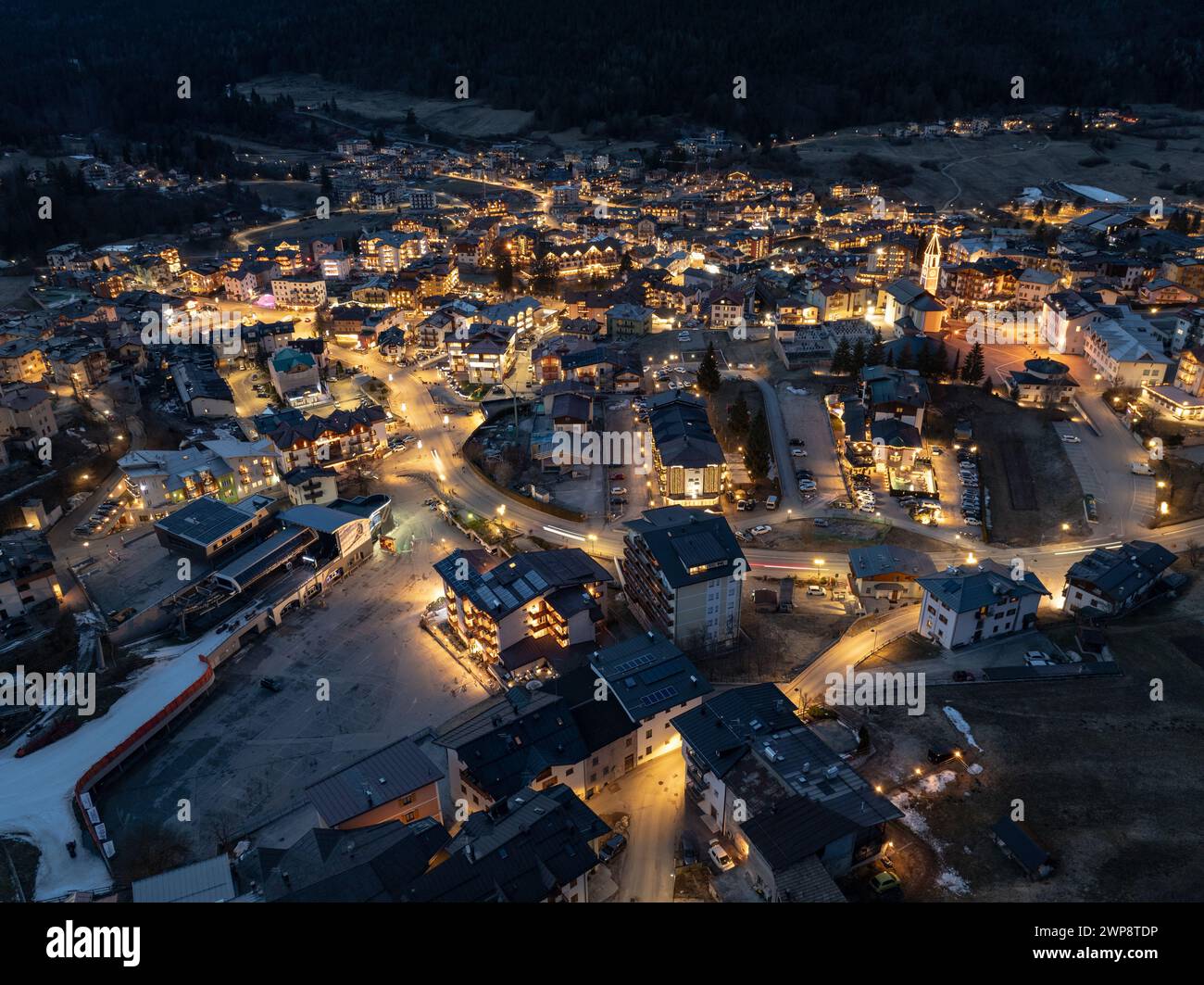 Vista aerea notturna della città di Andalo con droni e montagne sullo sfondo in inverno. Località sciistica Paganella Andalo, Trentino-alto Adige, Italia Foto Stock