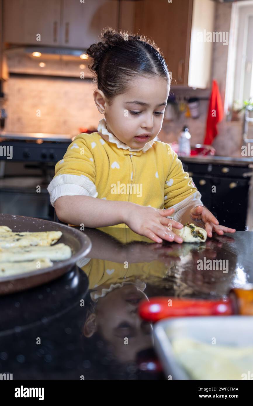 Unione attraverso la cucina, l'apprendimento gioioso e l'esplorazione orizzontale delle abilità culinarie Foto Stock