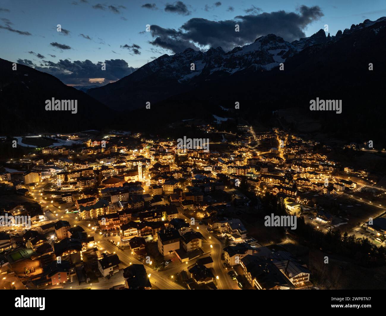 Vista aerea notturna della città di Andalo con droni e montagne sullo sfondo in inverno. Località sciistica Paganella Andalo, Trentino-alto Adige, Italia Foto Stock