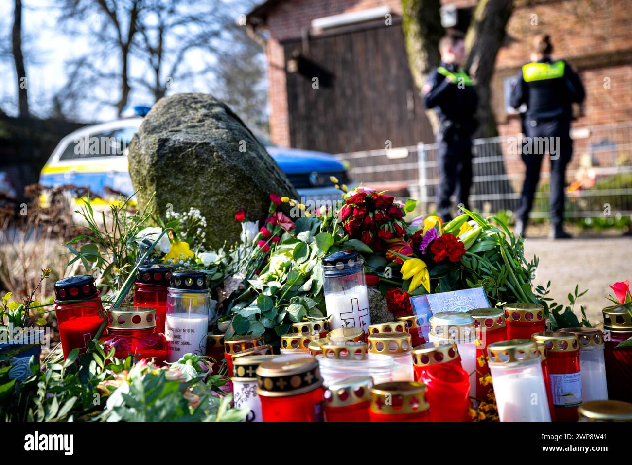 06 marzo 2024, bassa Sassonia, Scheeßel: Fiori e candele di fronte a una casa indipendente. Secondo gli investigatori, un soldato della Bundeswehr di 32 anni sparò a quattro persone nelle comunità di Westervesede e Brockel la notte del 1° marzo. Tra i morti c'è un bambino di tre anni. Foto: Sina Schuldt/dpa Foto Stock