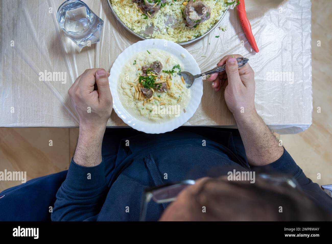 Mansaf per famiglie a cena per iftar Foto Stock
