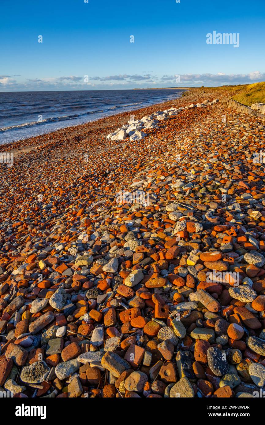 Macerie di mattoni e pietre dal Liverpool Blitz sulla spiaggia di Crosby, Merseyside. Foto Stock