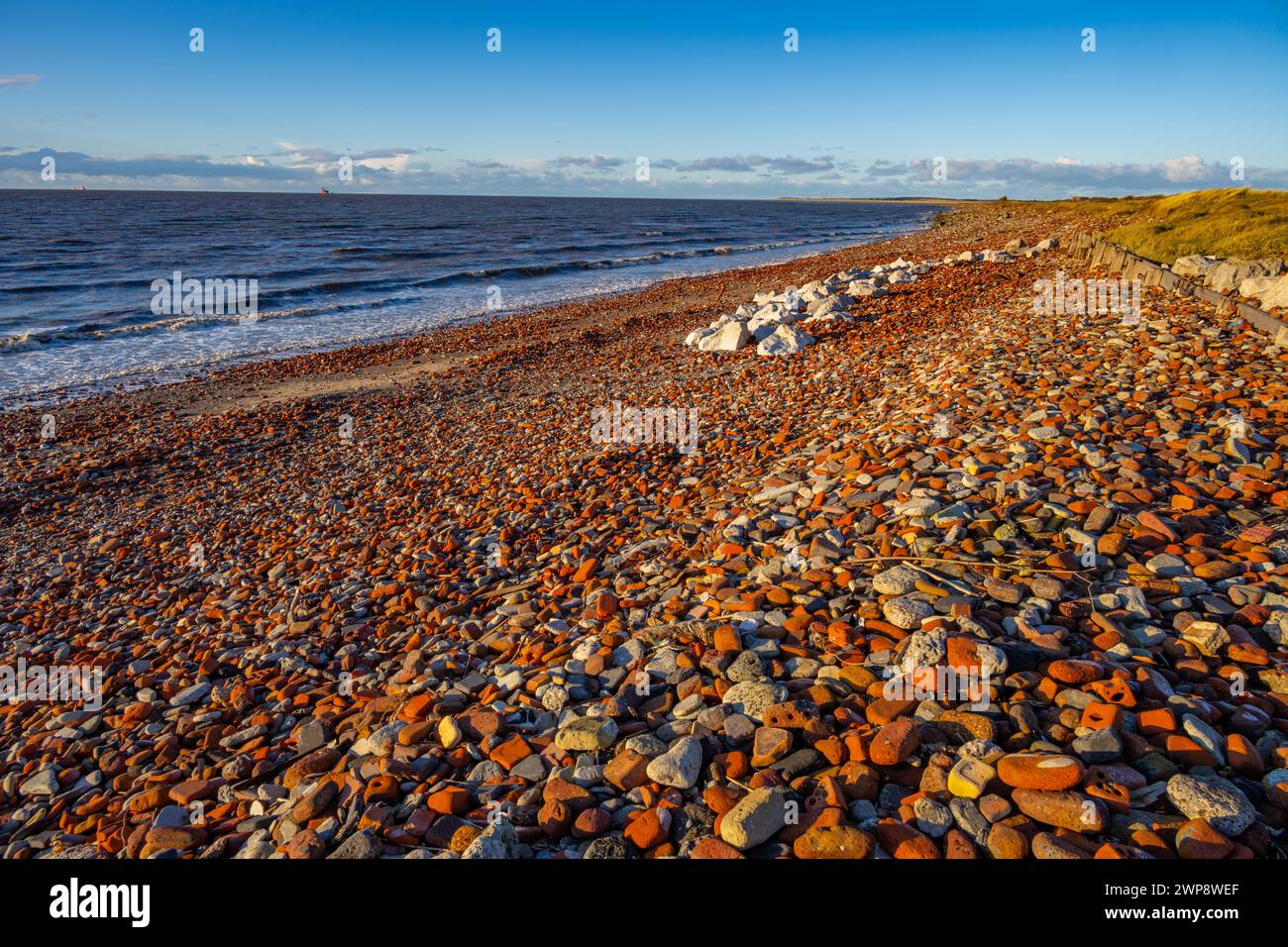 Macerie di mattoni e pietre dal Liverpool Blitz sulla spiaggia di Crosby, Merseyside. Foto Stock