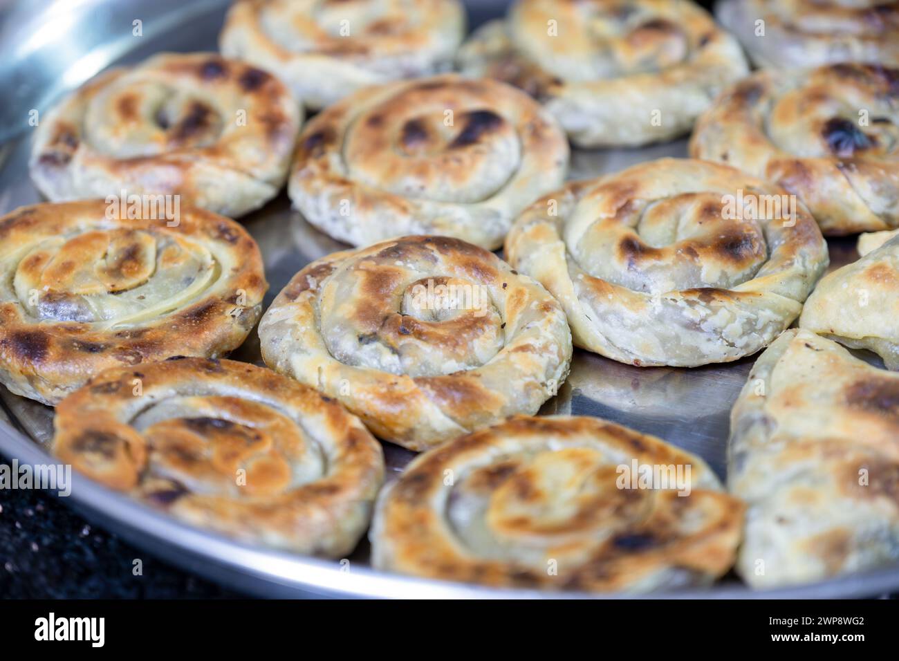 Specialità del forno vintage: Deliziosi pasticcini ripieni ti attendono al forno vecchio, Una tradizione culinaria Foto Stock