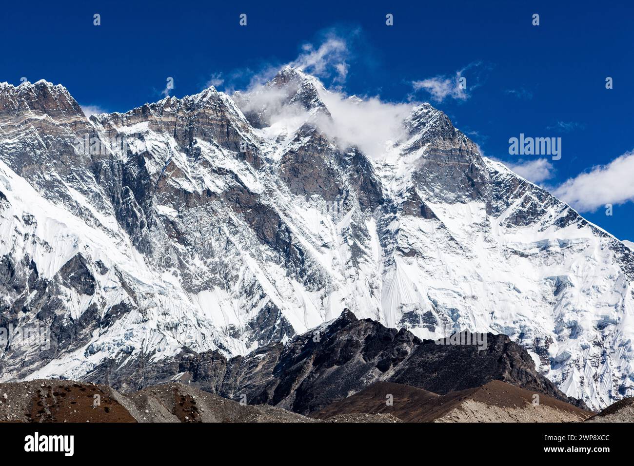 Parete sud del monte Lhotse in Himalaya. Alto e ripido muro di montagna in Nepal. Vista dalla valle di Chukhung sul campo base dell'everest, vicino a mt. Imja TSE Foto Stock