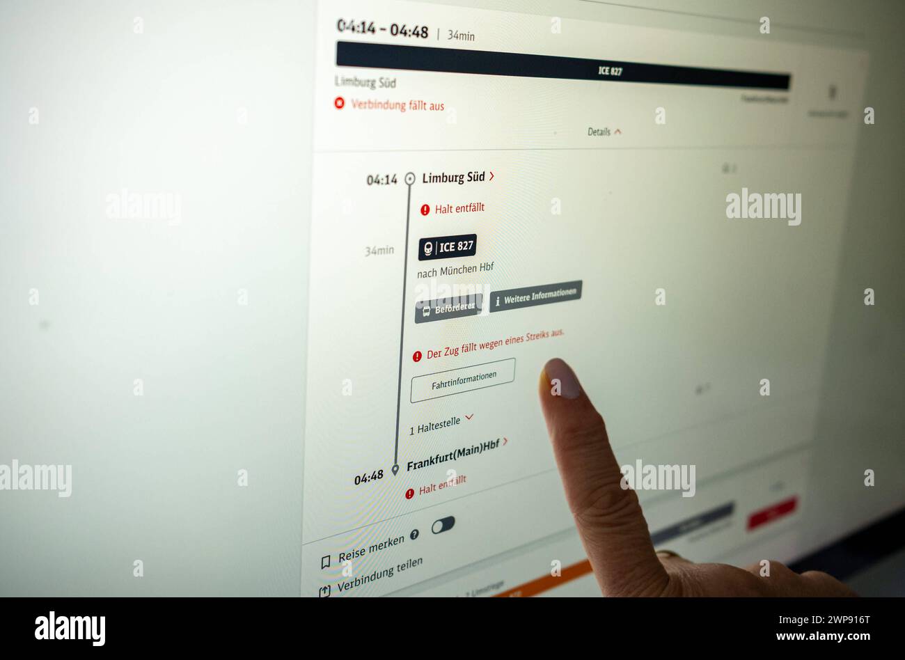 Prüfung einer Zugverbindung fällt wegen GDL-Streik aus 06.03.24, Limburgo: Symbolfoto, Illustrationsbild, Symbolbild, Illustrationsfoto Prüfung einer Zugverbindung fällt wegen GDL-Streik aus Das foto zeigt, wie ein Finger auf einen Computermonitor zeigt, der eine Webseigmit der Deutschen Bahanzen Informationn Informationt. Die Suche nach einer Zugverbindung offenbart, dass die geplante Fahrt aufgrund eines angekündigten 35-stündigen Streiks der Gewerkschaft Deutscher Lokomotivführer GDL ausfällt. Die Streikankündigung und deren Auswirkungen auf den Zugverkehr sind deutlich auf dem Bildschirm zu erken Foto Stock