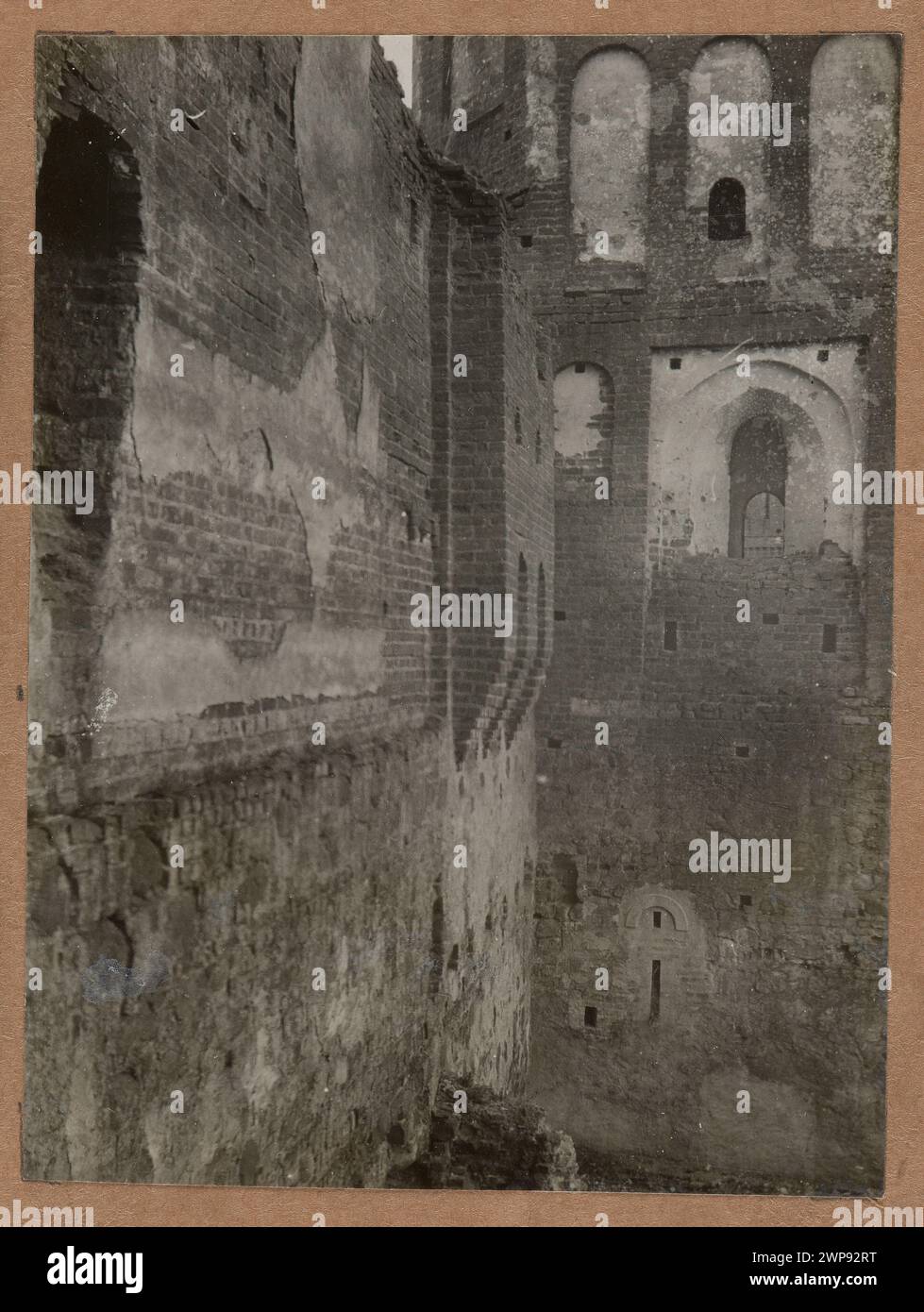 Fotografia di un frammento di torre del castello di Mir che mostra gli ingressi laterali, scattata intorno al 1916. Negativo datato 1919, stampe fatte fino al 1927. Foto Stock