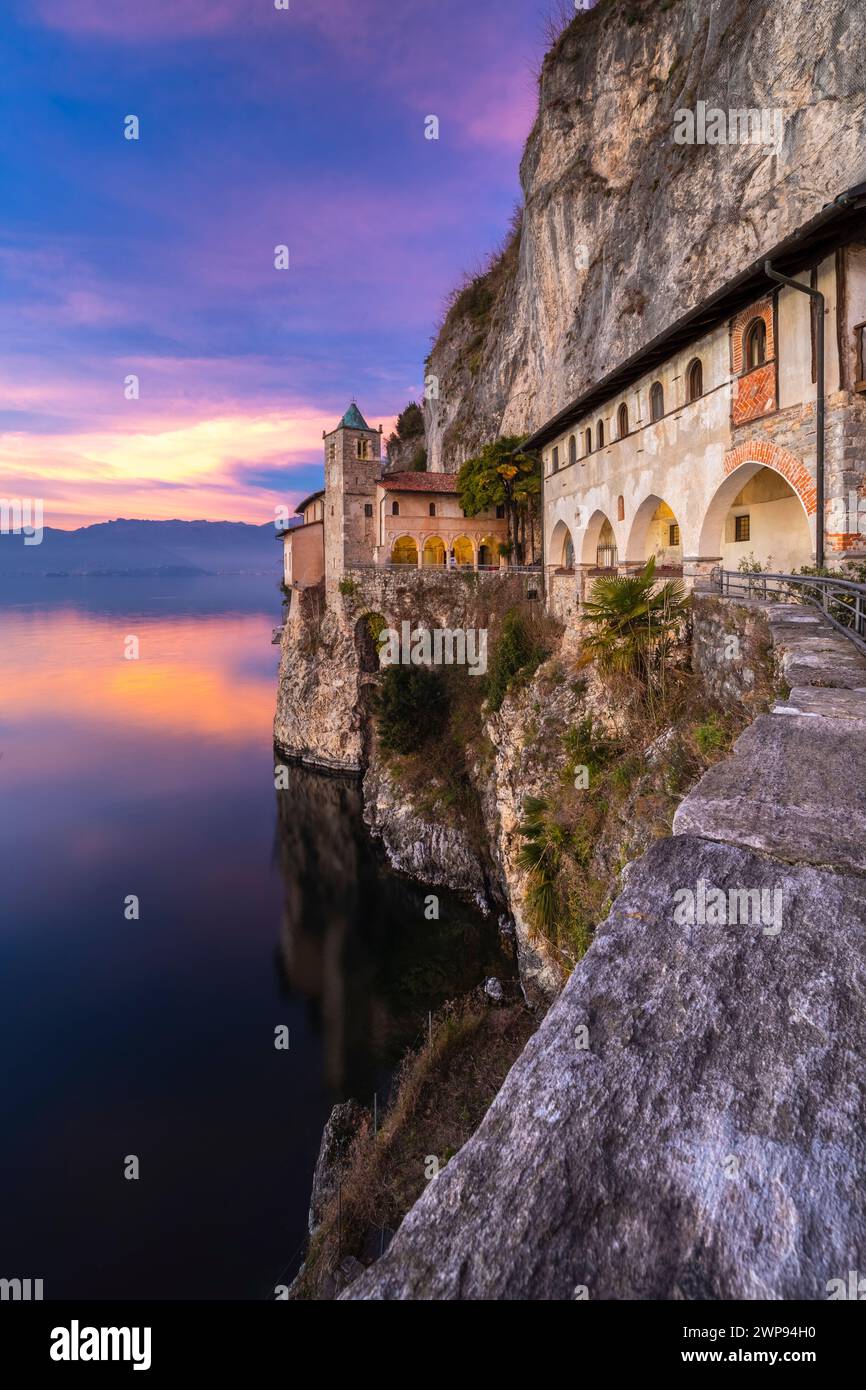 Il vecchio monastero di Santa Caterina del Sasso Ballaro, affacciata sul Lago Maggiore, Leggiuno, provincia di Varese, Lombardia, Italia. Foto Stock