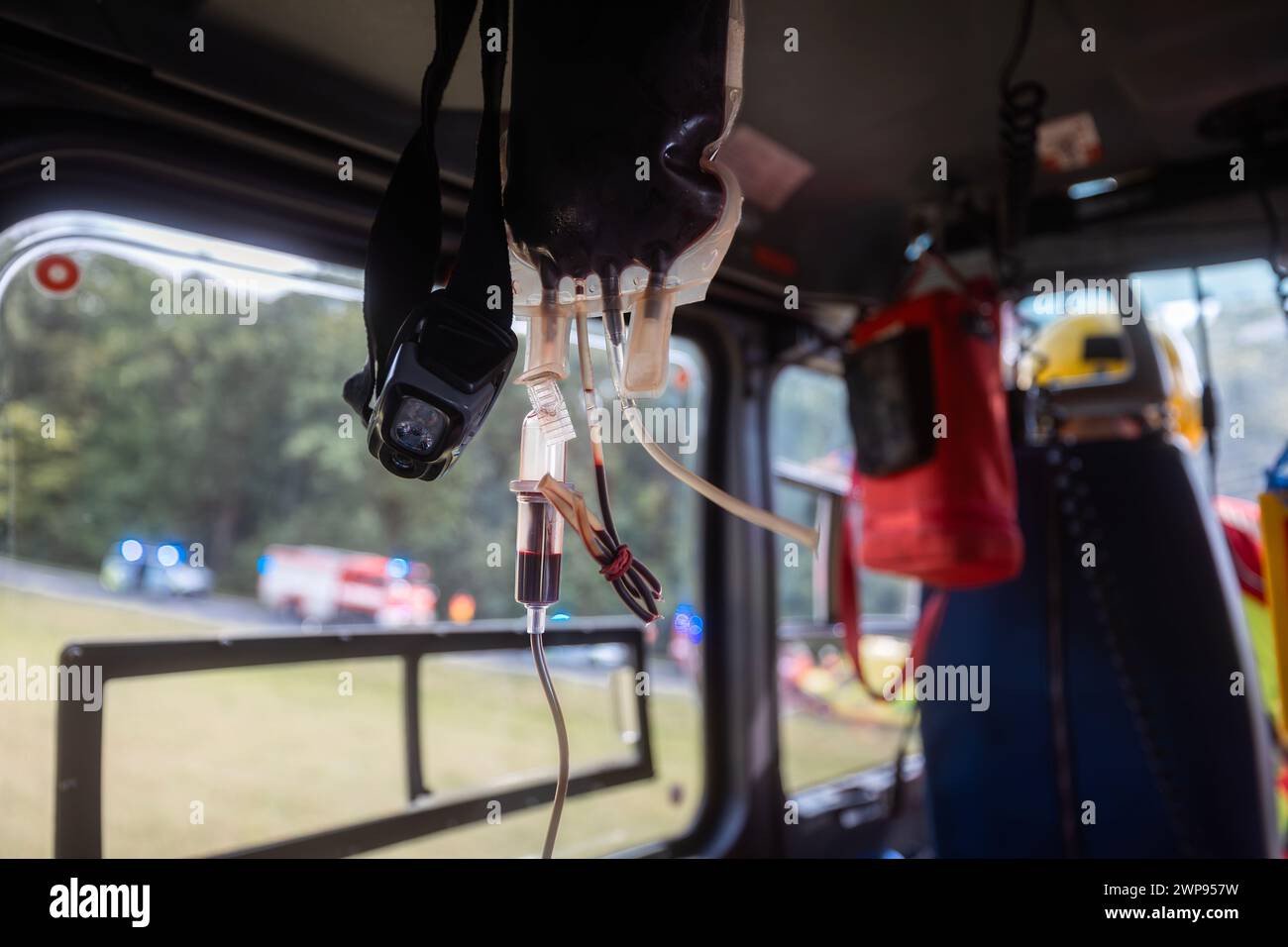 Borsa trasfusionale con sangue a bordo dell'elicottero dell'ambulanza aerea durante il volo. Temi servizio di emergenza, medicina d'urgenza e soccorso. Foto Stock