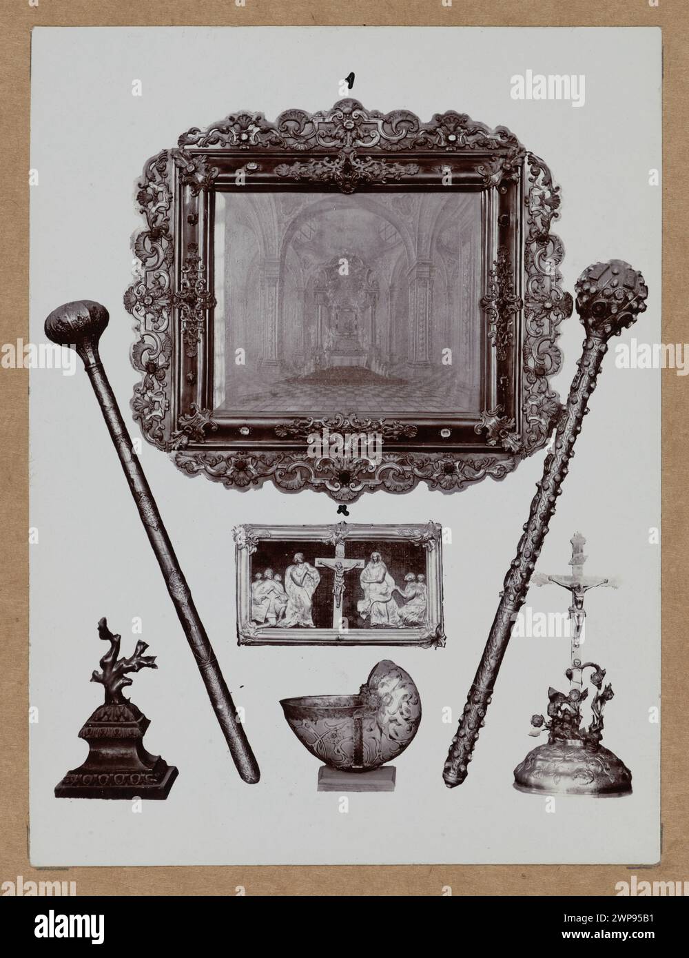 Oggetti di artigianato artistico nel tesoro, tra cui un'immagine votiva del III agosto, targa raffigurante l'adorazione della Santa Croce, due rotoli, vaso a forma di conchiglia e crocifisso, documentata intorno al 1896 da Stanisław Trzciński. Foto Stock