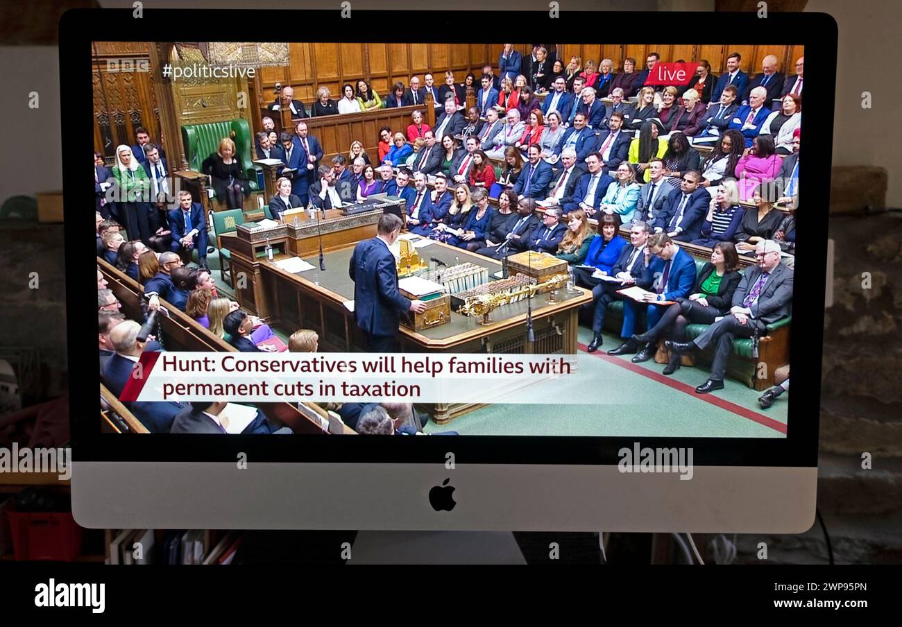 Jeremy Hunt Tory Conservative consegna il bilancio di primavera 2024 il 6 marzo i deputati del partito laburista Keir Starmer seduta alla camera dei comuni Londra Inghilterra Regno Unito Foto Stock