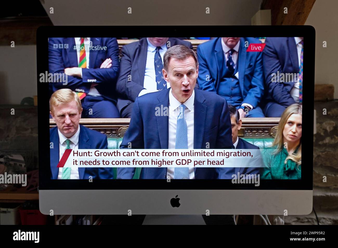 Jeremy Hunt Tory Cancelliere conservatore dello Scacchiere consegna il bilancio di primavera 2024 il 6 marzo alla camera dei comuni di Londra Inghilterra Regno Unito Foto Stock
