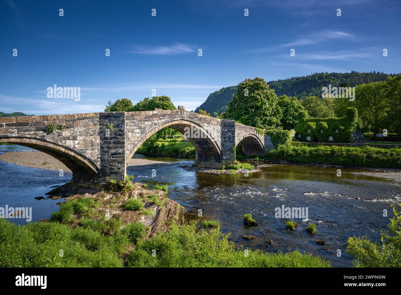 Pont Fawr, ponte a tre archi sul fiume Conwy presso Inigo Jones, Llanrwst, Galles Foto Stock