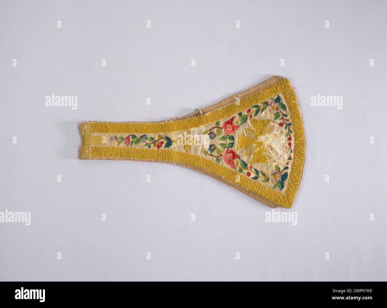 Questo manipolo, risalente al XVIII secolo, è un paramento liturgico tradizionalmente utilizzato dal clero durante la messa cattolica romana, caratterizzato da una stretta fascia di tessuto indossata sopra il braccio sinistro. Foto Stock