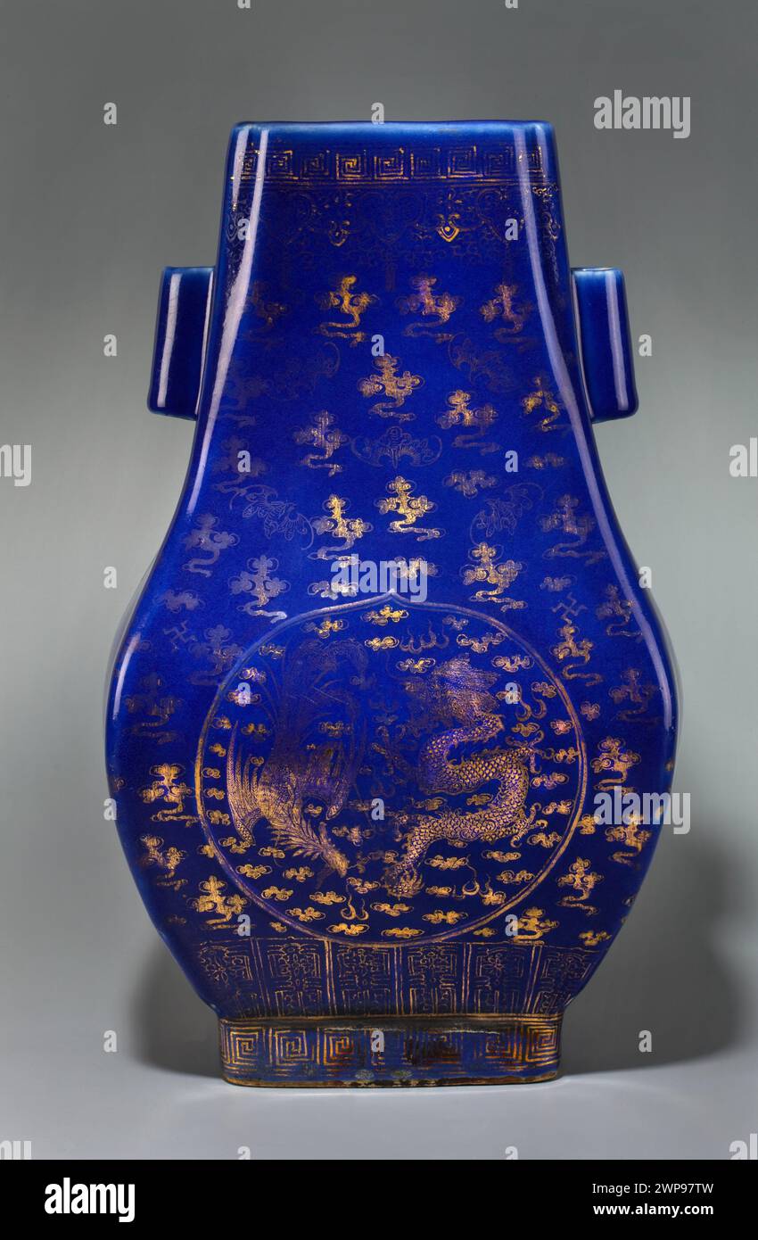 Vaso Hu quadrilatero in stile Qing del XVIII secolo, realizzato in porcellana colorata, decorato con draghi, fenici e pipistrelli, che rappresentano l'arte cinese. Foto Stock