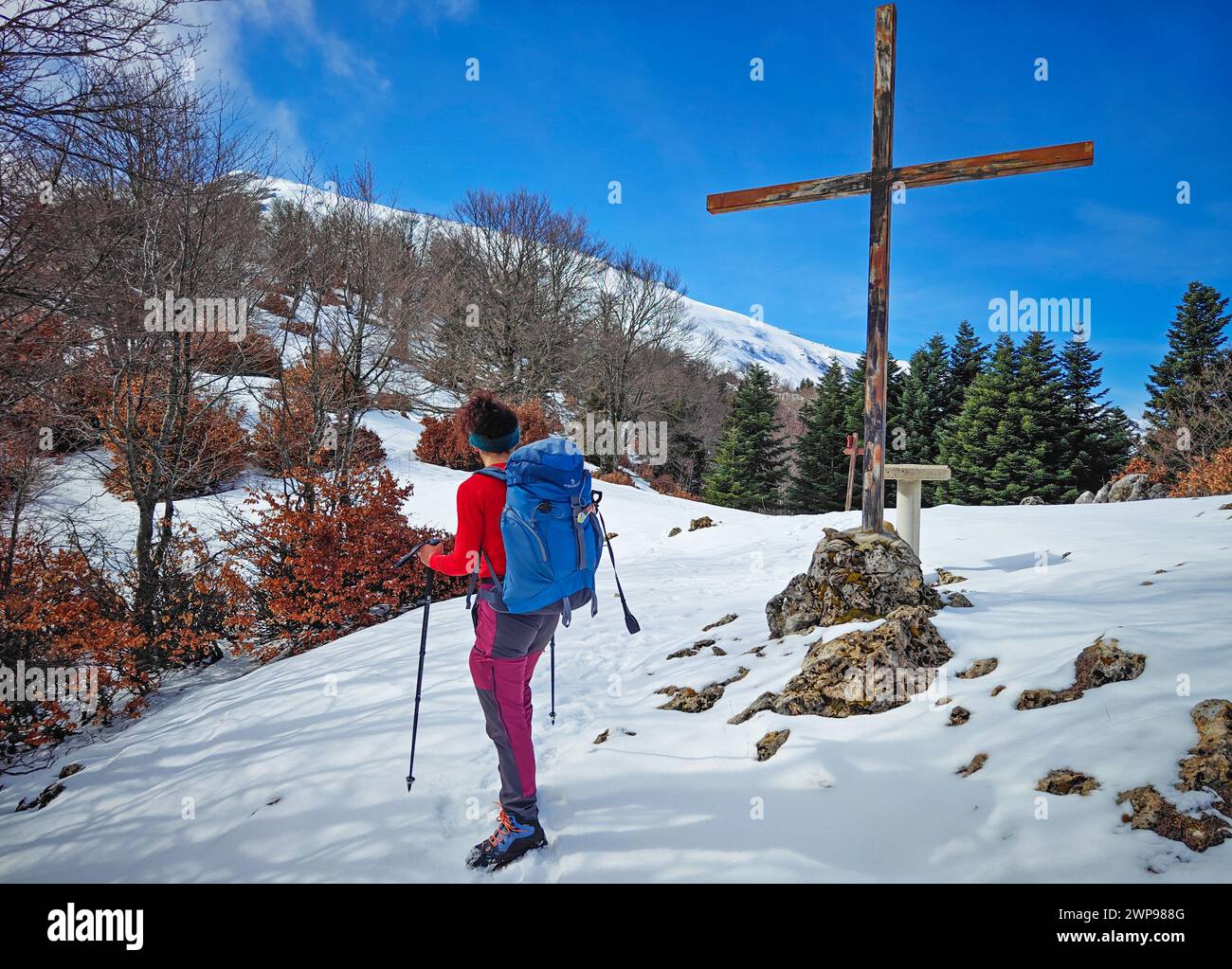Monte Cantari (Lazio, Italia) - nella catena montuosa dei Monti Simbruini con il Monte Viglio, provincia di Frosinone, qui in inverno con neve e alpinista. Foto Stock