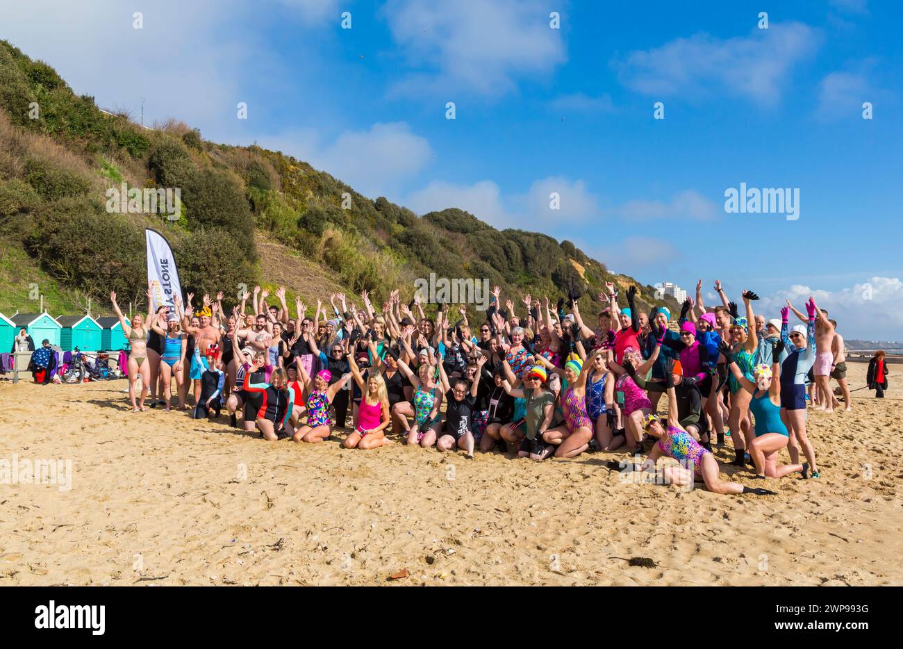 Bournemouth, Dorset, Regno Unito. 6 marzo 2024. McCarthy Stone Foundation Charity Sea DIP 2024 per la giornata internazionale della donna. Molte donne, e alcuni uomini, fanno un tuffo sulla spiaggia di Bournemouth in una giornata di sole per raccogliere fondi e celebrare la giornata internazionale della donna, celebrando i risultati delle donne e sensibilizzando sulla discriminazione, raccogliendo fondi per la McCarthy Stone Foundation. Il nuoto con acqua fredda, soprattutto in mare, ha benefici per la salute sia fisica che mentale. Crediti: Carolyn Jenkins/Alamy Live News Foto Stock