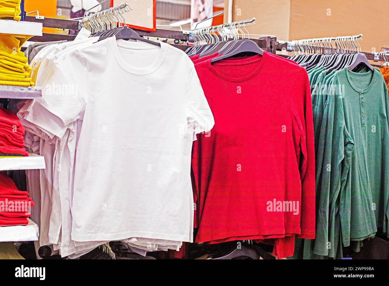 T-shirt e raglans da uomo multicolore nel supermercato. Moda e stile Foto Stock