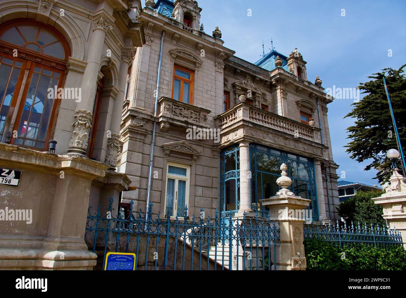 La Plaza Muñoz Gamero ha un memoriale all'esploratore Ferdinand Magellano, e il Museo Nao Victoria presenta una replica di uno dei suoi galeoni. Foto Stock