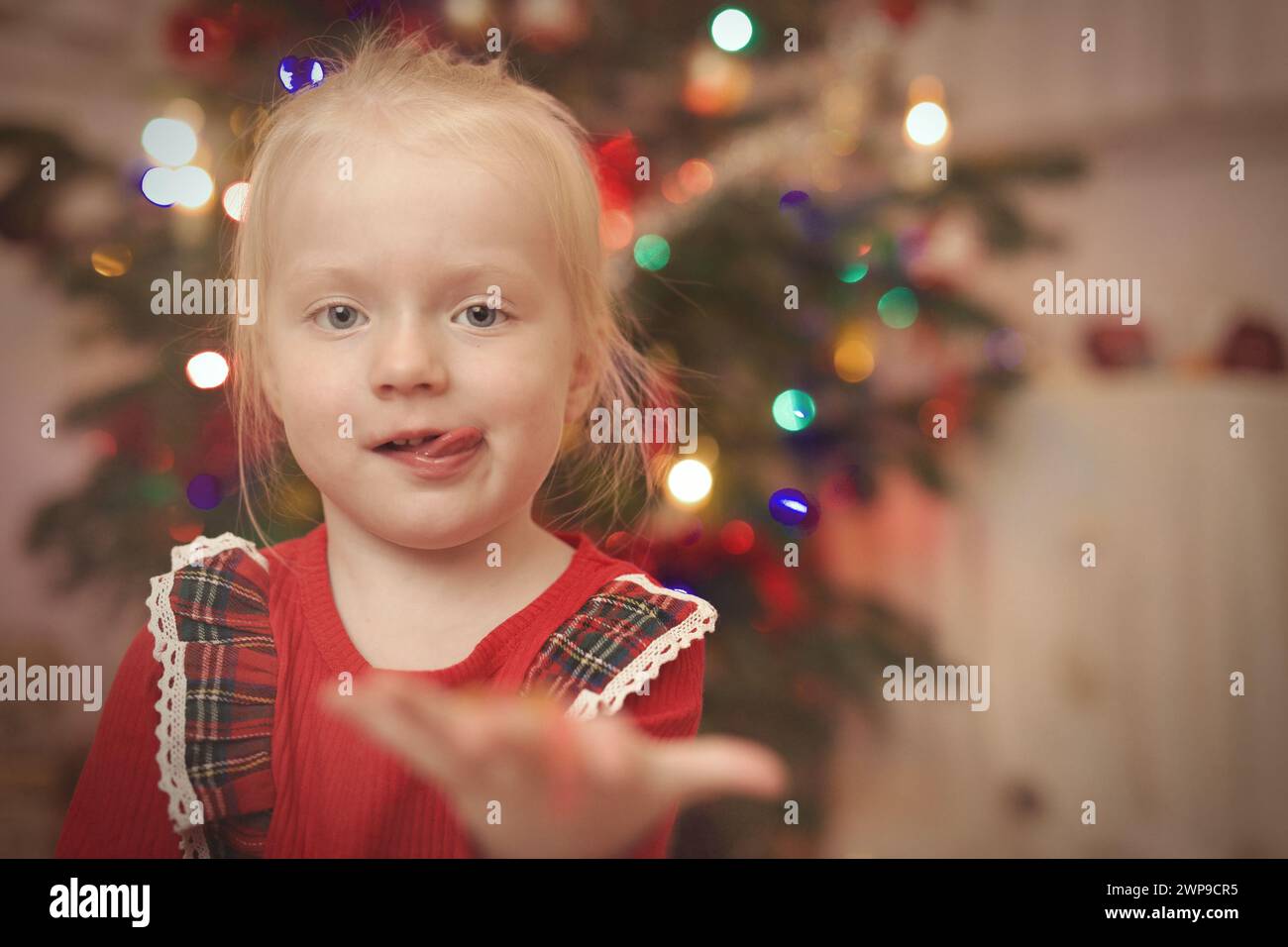 Bambini al momento del giorno di natale che disimballano i regali vicino all'albero Foto Stock