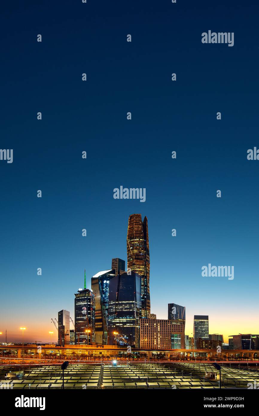 Il bellissimo nuovo skyline di Riyadh dopo il tramonto. La città di Riyadh si erge in Arabia Saudita Foto Stock