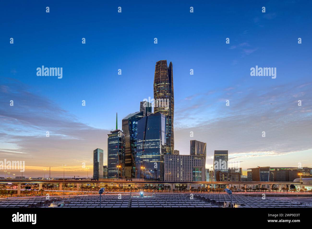 Il bellissimo nuovo skyline di Riyadh dopo il tramonto. La città di Riyadh si erge in Arabia Saudita Foto Stock